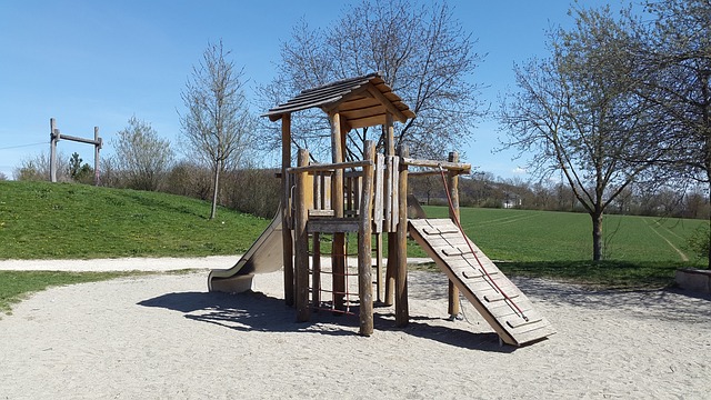 O záslužné činnosti výstavby dětských hřišť se musí lidé dozvědět